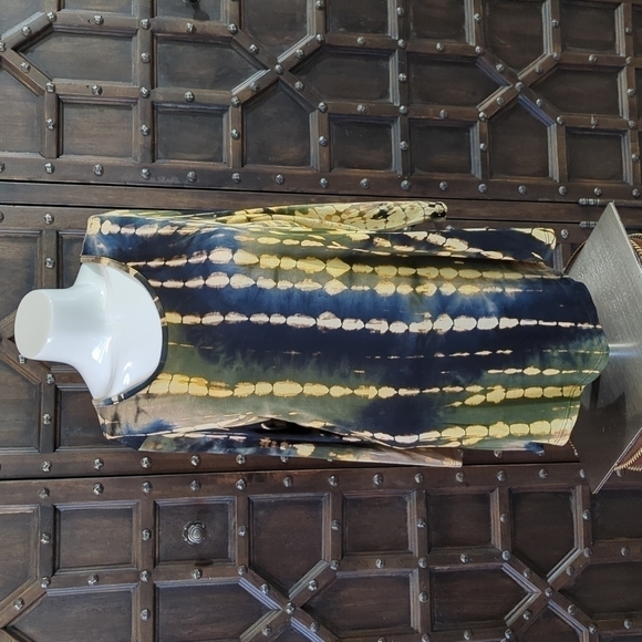 𝅺SZ M gorgeous tie-dye colors, long sleeve super soft with lace panel on back - Picture 1 of 7